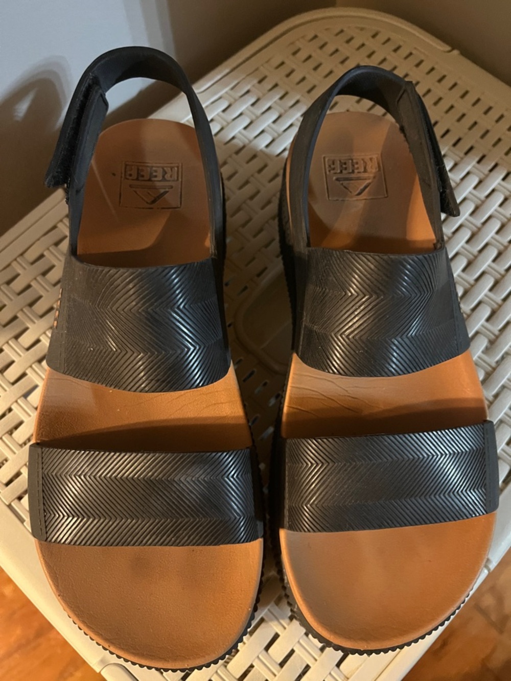 Reef Women's Black and Tan Wide-Strip Slingback Sandals
